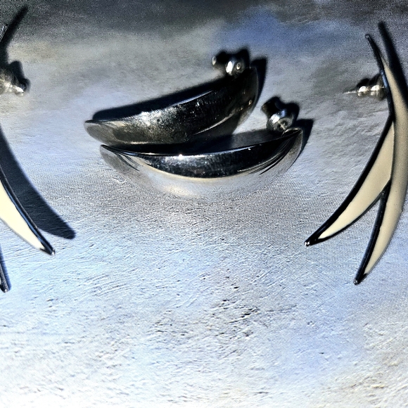 2 pairs Vintage timeless Earrings - Picture 2 of 4